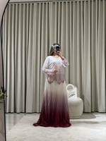 فستان سهرة أبيض متدرج بتطريز وردي لامع وتنورة بليس...