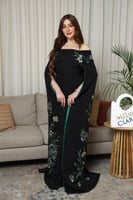 "فستان سهرة أسود بأكتاف مكشوفة وكاب مطرز بتفاصيل ز...