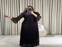 فستان دانتيل داكن بقصة أنيقة وأكمام واسعة