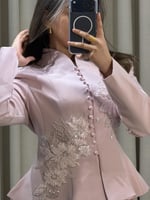 طقم أنيق بتطريز فاخر وتنورة شيفون بليسيه