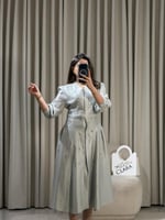 فستان أنيق بتصميم راقٍ وتفاصيل ناعمة بقصة أنثوية