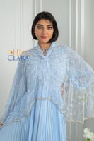 فستان سماوي فاتح بتصميم ملكي واسع وتطريز لؤلؤي فاخ...