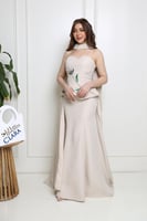 فستان بيج أنيق بتصميم عصري مطرّز بزهور لامعة ولمسة...