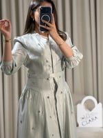 فستان أنيق بتصميم راقٍ وتفاصيل ناعمة بقصة أنثوية