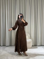 فستان أنيق بتفاصيل لؤلؤية وتنورة دانتيل انسيابية