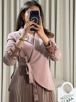 فستان أنيق بتصميم مزدوج وتنورة بليسيه راقية