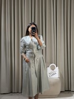 فستان أنيق بتصميم راقٍ وتفاصيل ناعمة بقصة أنثوية