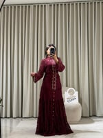 فستان دانتيل أنيق بحزام وتفاصيل كريستالية