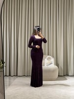 فستان سهرة أنيق بقصّة مستقيمة وأكمام طويلة بتفاصيل...