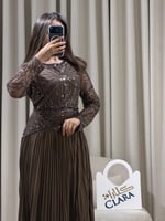 فستان سهرة بني فاخر بتطريز لامع وتنورة بليسيه أنيق...