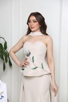 فستان بيج أنيق بتصميم عصري مطرّز بزهور لامعة ولمسة...