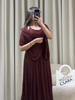 فستان سهرة عنابي ناعم بقصّة انسيابية ولمعة خفيفة أ...