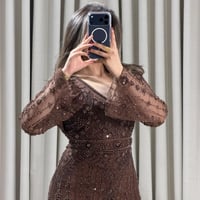 فستان سهرة مطرّز بتصميم أنيق وأكمام شفافة