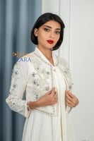 فستان أبيض طويل بليسيه مع جاكيت مطرز باللؤلؤ والكر...