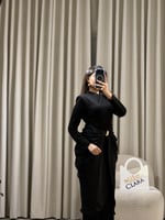 فستان ناعم أنيق بقصة ملفوفة وتفاصيل درابيه وحلية ذ...