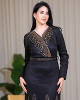 فستان أسود فاخر بتطريز نحاسي