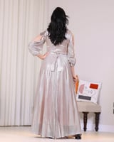 فستان سهرة لامع بكسرات ملكية