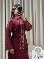 فستان دانتيل أنيق بحزام وتفاصيل كريستالية