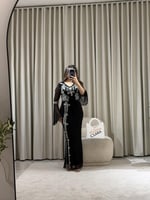 فستان سهرة أسود بتطريز فضي فاخر وأكمام شفافة بقصّة...