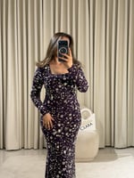 فستان أنثوي مرصّع بتفاصيل لامعة وقصة جذابة