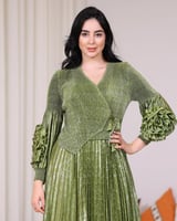 فستان برونزي لامع بأكمام كسرات