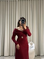 فستان فاخر بتفاصيل ناعمة وتصميم يبرز الأناقة