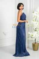 فستان سهرة أزرق بتصميم كتف واحد وثنيات فاخرة بقصة...