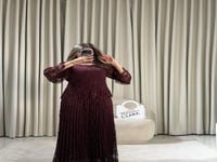 فستان دانتيل داكن بقصة أنيقة وأكمام واسعة