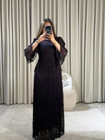 طقم دانتيل خمري أنيق بتصميم انسيابي وأكمام واسعة