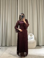 طقم دانتيل خمري أنيق بتصميم انسيابي وأكمام واسعة