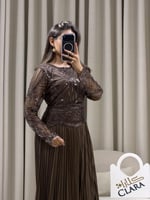 فستان سهرة بني فاخر بتطريز لامع وتنورة بليسيه أنيق...