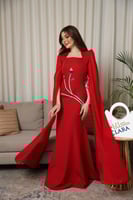 فستان سهرة أحمر ضيق بتطريز يدوي فاخر وكاب انسيابي...