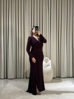 فستان أنثوي بقصة ملفوفة وتفاصيل لامعة راقية