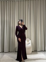 فستان أنثوي بقصة ملفوفة وتفاصيل لامعة راقية