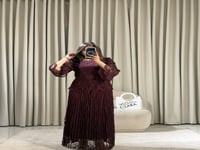 فستان دانتيل داكن بقصة أنيقة وأكمام واسعة