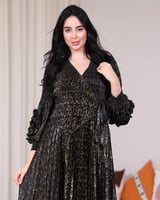 فستان برونزي لامع بأكمام كسرات