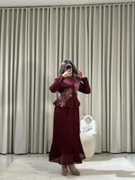 طقم أنيق بتطريز فاخر وتنورة شيفون بليسيه