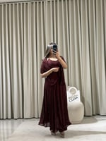 فستان سهرة عنابي ناعم بقصّة انسيابية ولمعة خفيفة أ...