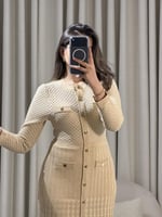 فستان تريكو أنيق بأزرار أمامية وقصة مستقيمة