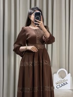 فستان أنيق بتطريز هندسي وأكمام منسدلة راقية