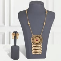 عقد الزمردة الحمراء