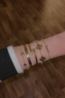 تصمیم راقي لمجموعة الاساور الذهبية الانيقة