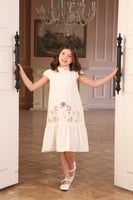 فستان بناتي بلون الاوف وايت يتميز بتطريزات ملونة