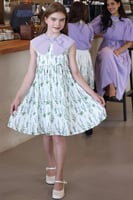 فستان بتشجيرة خضراء وأبه مزينة باللولو