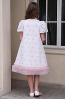 فستان بناتي سكري بحواف من التل مزين بفراشات مرسومة