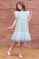 فستان تل باللون التيفاني بصدر مطرز ومزين باللؤلؤ