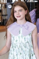 فستان بتشجيرة خضراء وأبه مزينة باللولو