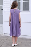 فستان ارجواني بكسرات ناعمة وأبه مزينة بالورود المل...