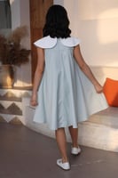 فستان بناتي باللون التيفاني بياقة عريضة مطرزة