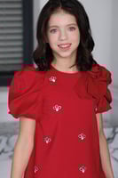 فستان بناتي باللون الاحمر يتميز بوقفة خفيفة